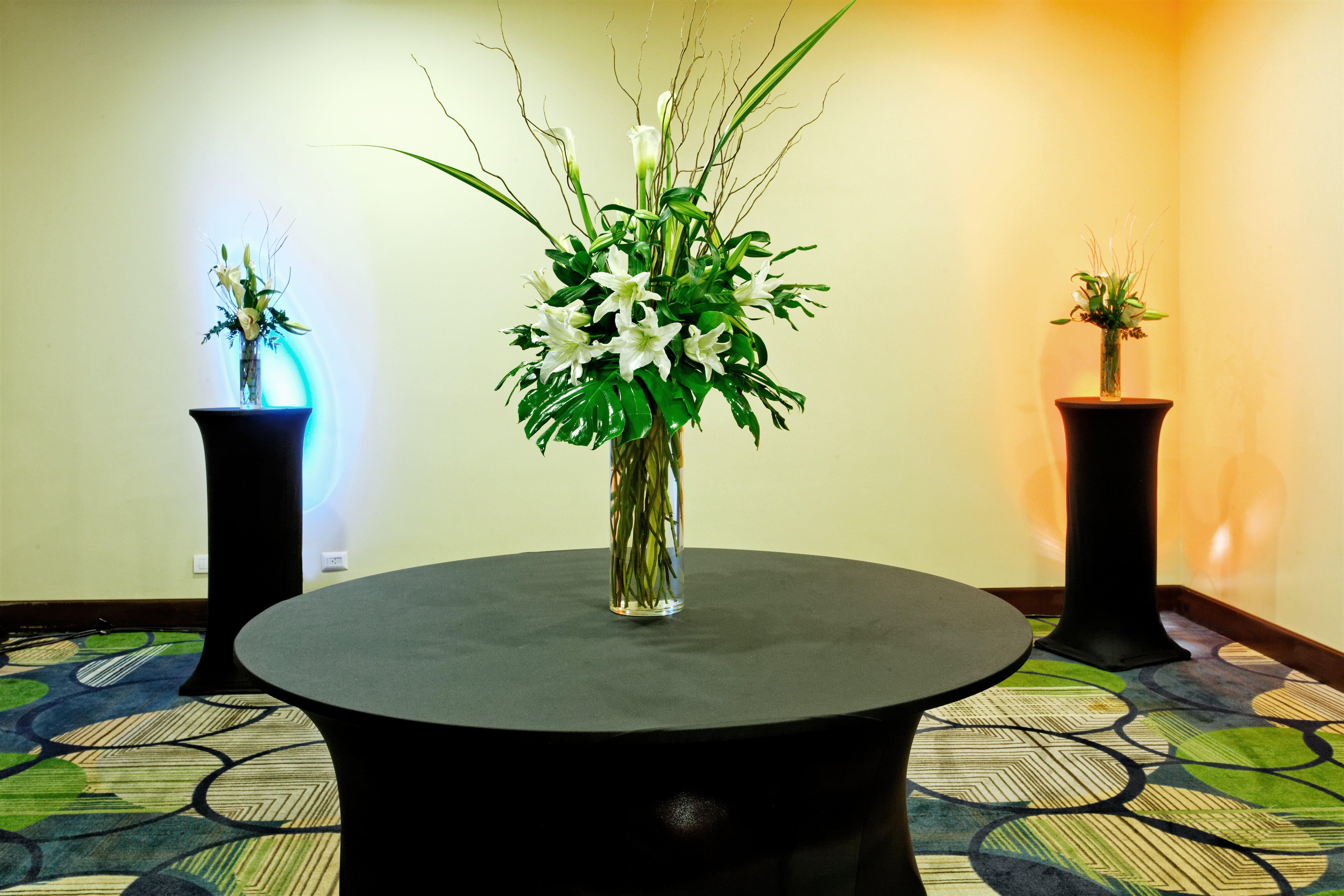 Holiday Inn Santo Domingo By Ihg Eksteriør billede A cocktail table with a flower arrangement