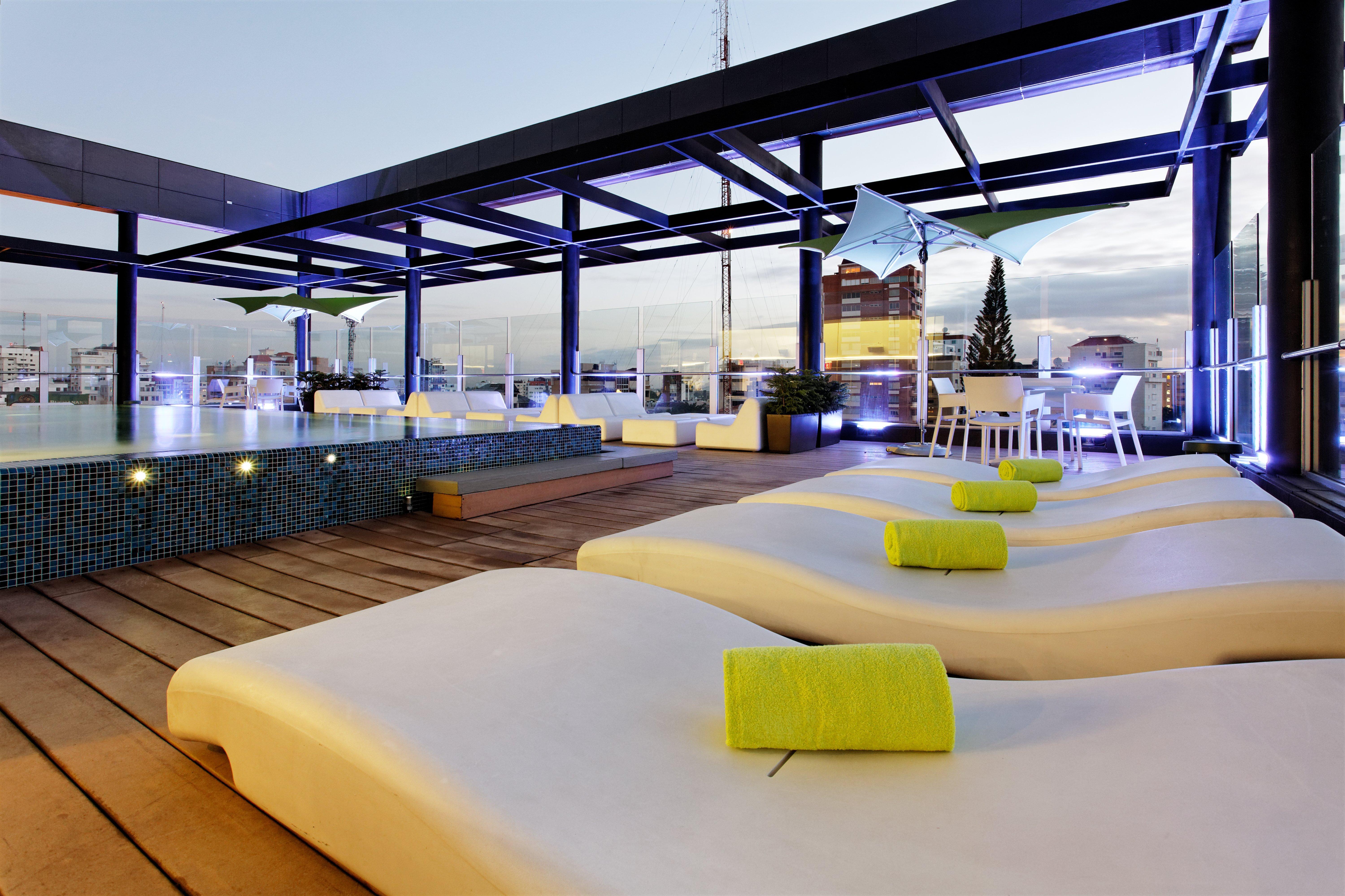 Holiday Inn Santo Domingo By Ihg Eksteriør billede The rooftop pool at the hotel
