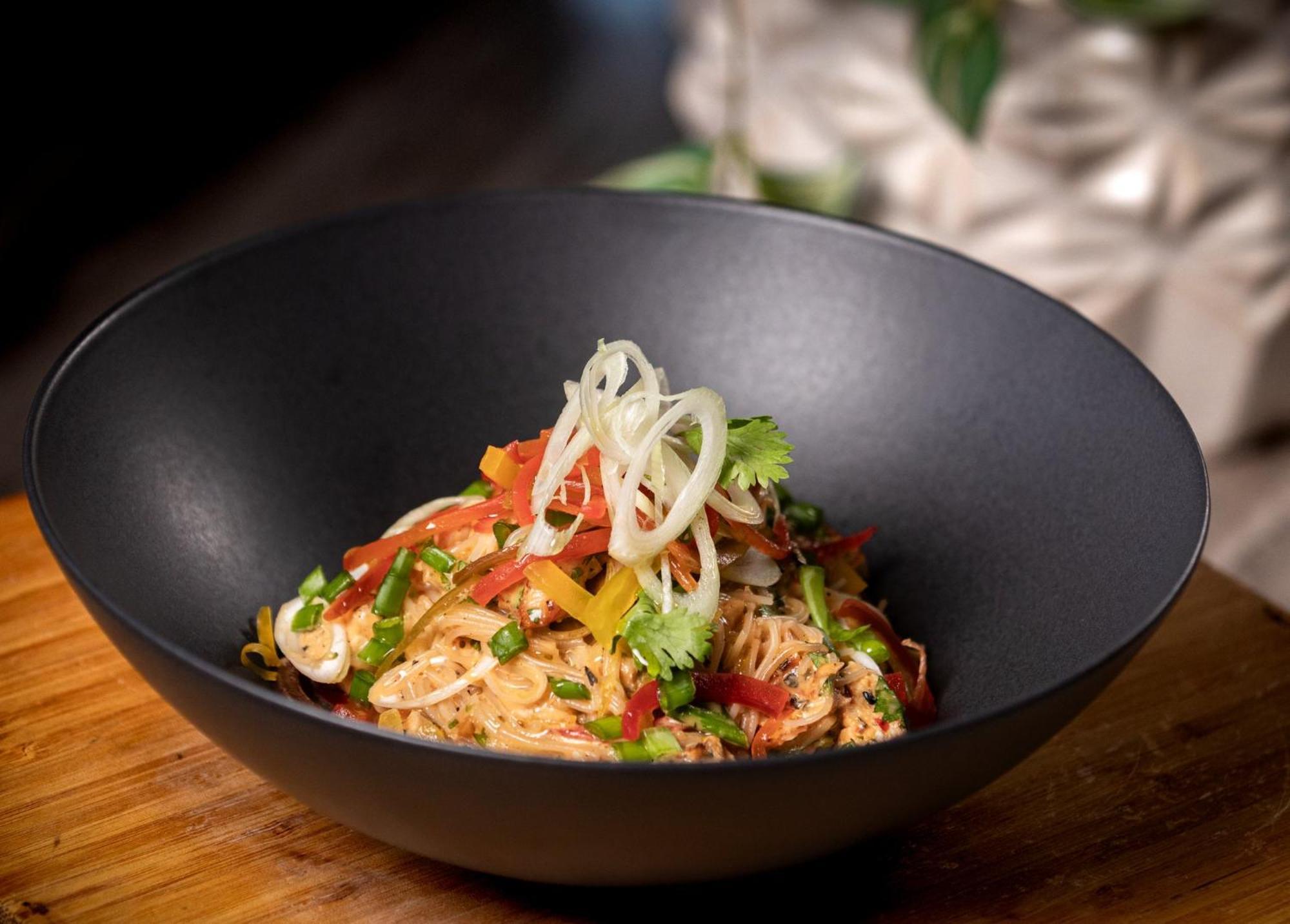 Holiday Inn Santo Domingo By Ihg Eksteriør billede A bowl of Thai peanut chicken