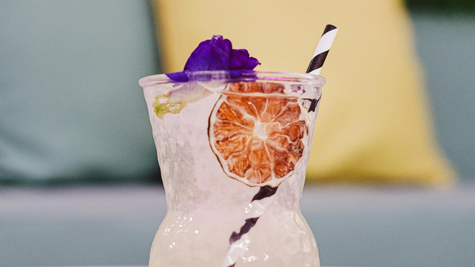 Holiday Inn Santo Domingo By Ihg Eksteriør billede A cocktail with a paper straw