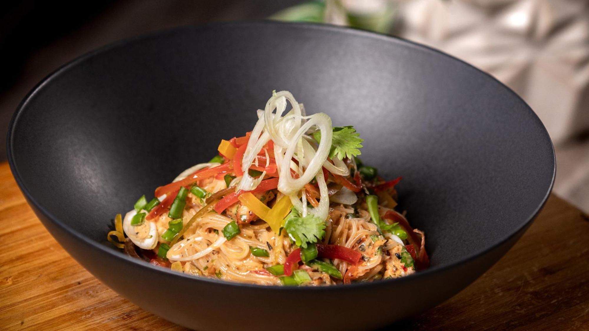Holiday Inn Santo Domingo By Ihg Eksteriør billede A bowl of Thai peanut chicken salad