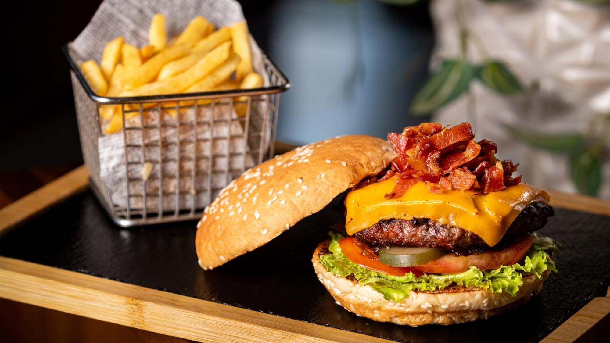 Holiday Inn Santo Domingo By Ihg Eksteriør billede A cheeseburger with bacon