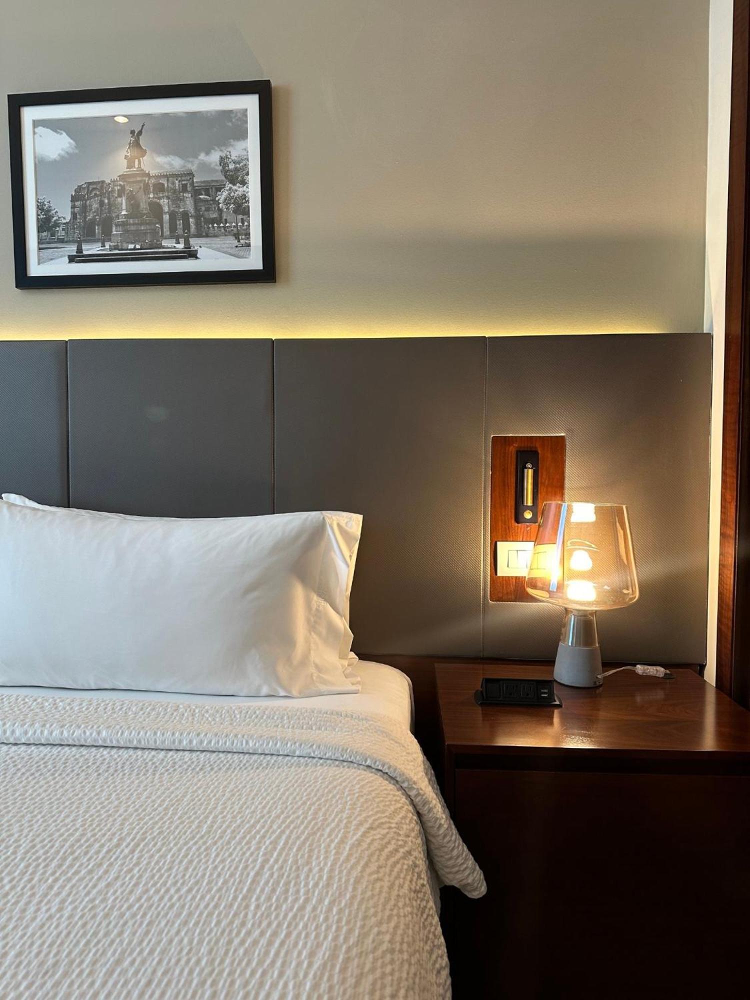 Holiday Inn Santo Domingo By Ihg Eksteriør billede A bedside table