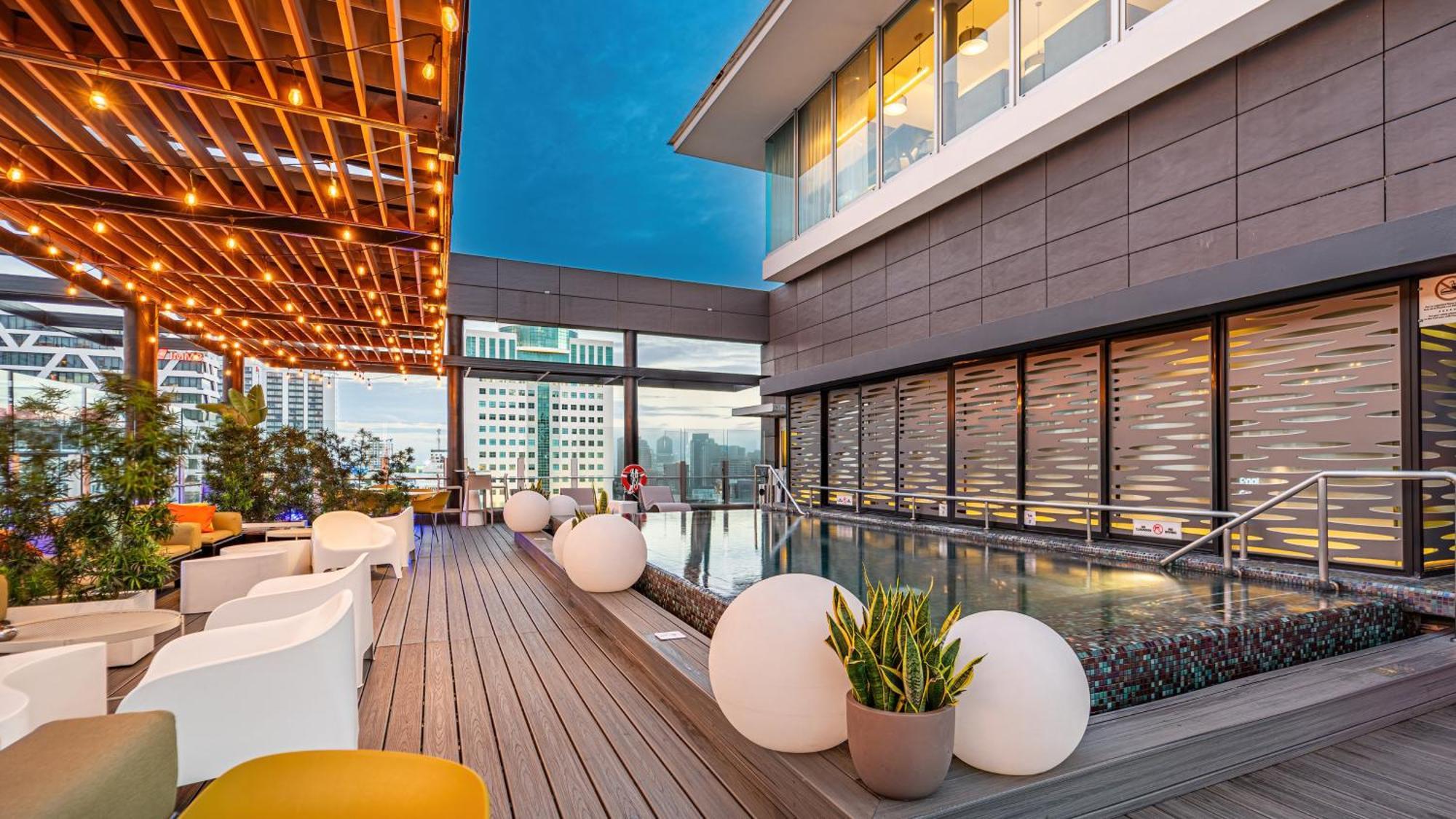 Holiday Inn Santo Domingo By Ihg Eksteriør billede The rooftop pool at the hotel