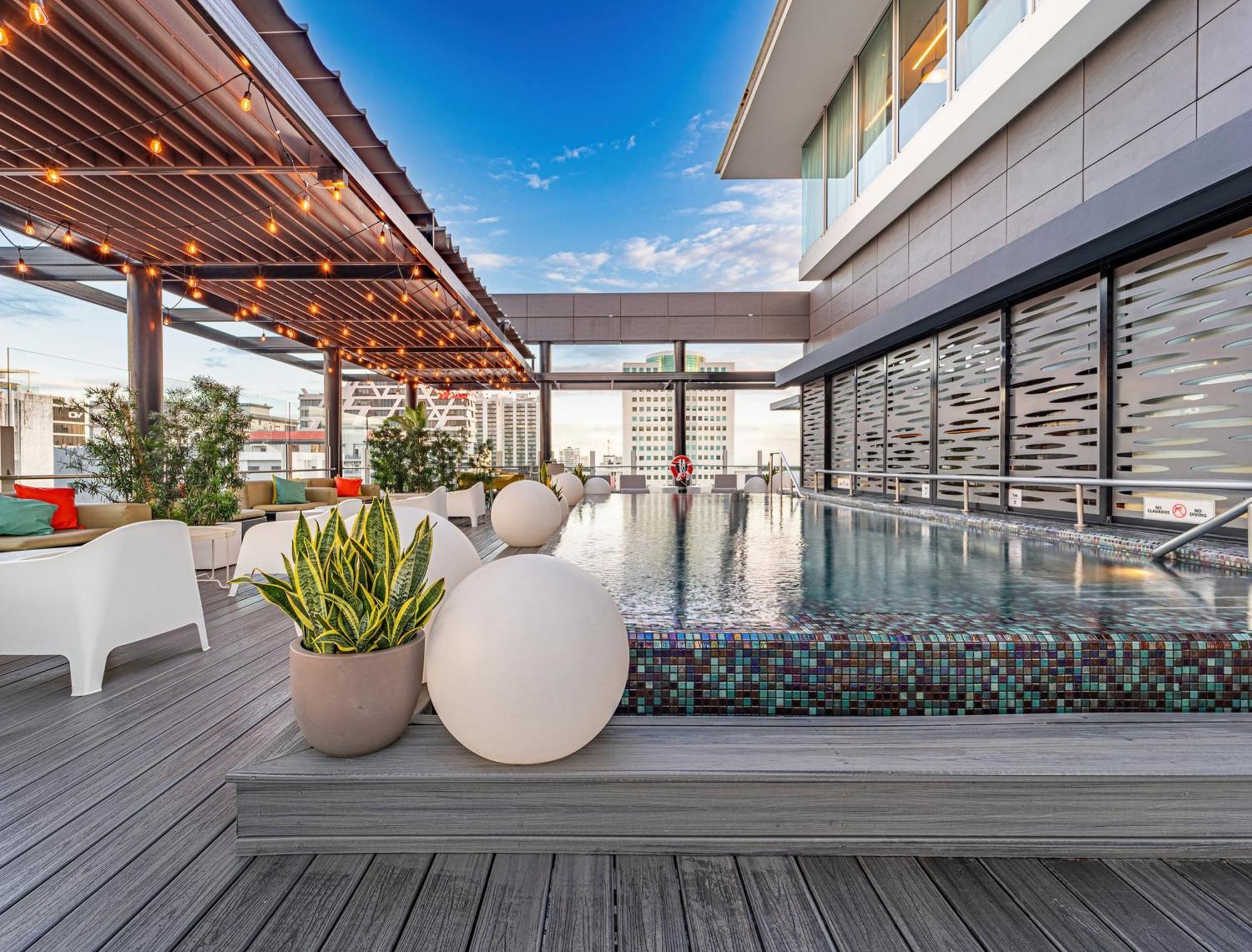Holiday Inn Santo Domingo By Ihg Eksteriør billede Rooftop pool at the hotel